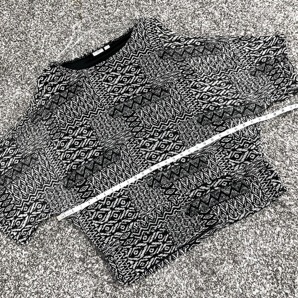 CATO WOMAN - BLOUSE IS A POPOVER WITH A BOLD RANDOM ABSTRACT FLARE.  - B10 - Picture 7 of 10